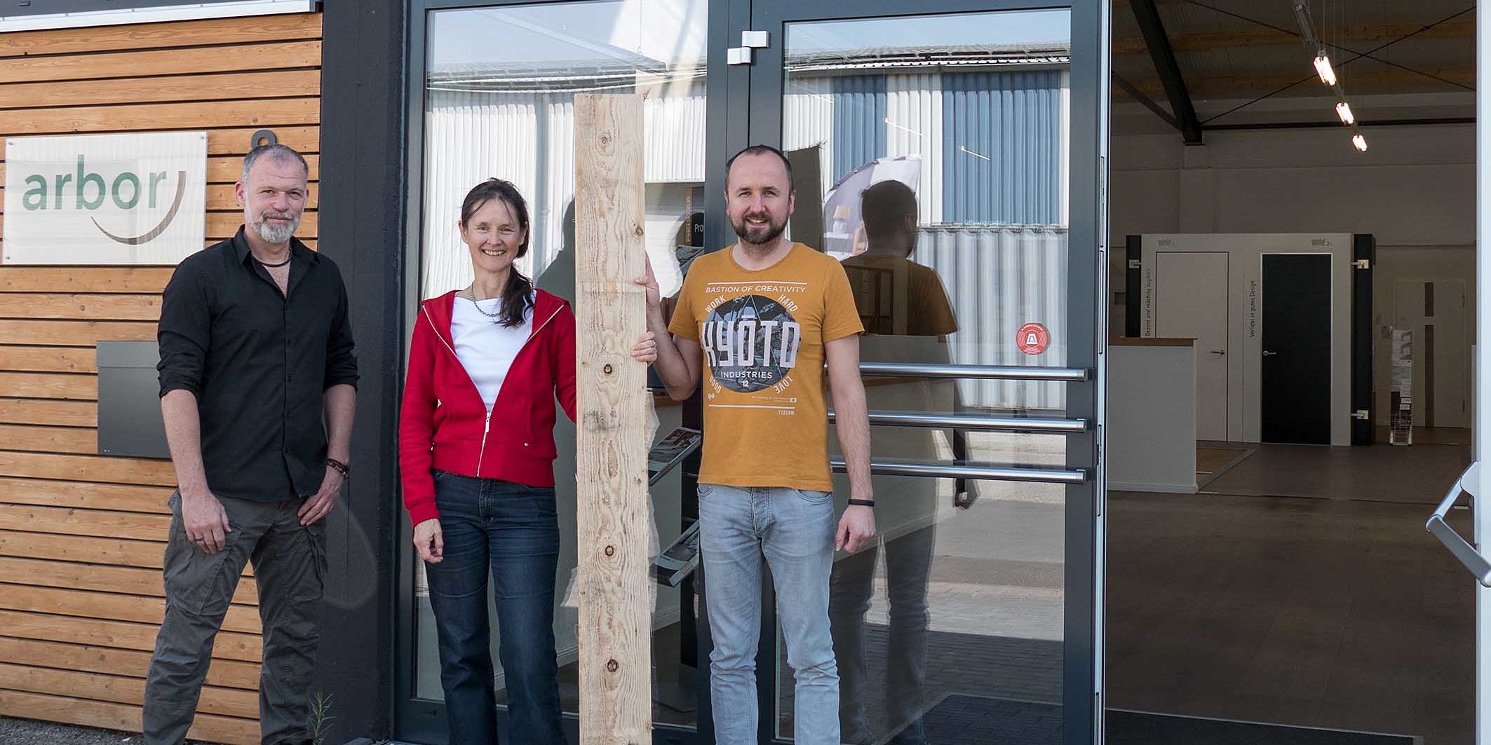 Holzspende der Firma Arbor: v.l.: Hr Werthenbach (Arbor), Fr Kossler (NABU/BUND), Hr Wiebusch (Arbor)