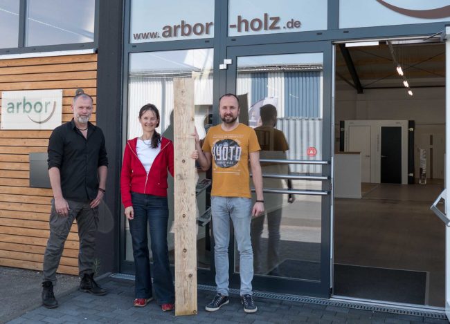 Holzspende der Firma Arbor: v.l.: Hr Werthenbach (Arbor), Fr Kossler (NABU/BUND), Hr Wiebusch (Arbor) Holzspende der Firma Arbor: v.l.: Hr Werthenbach (Arbor), Fr Kossler (NABU/BUND), Hr Wiebusch (Arbor)