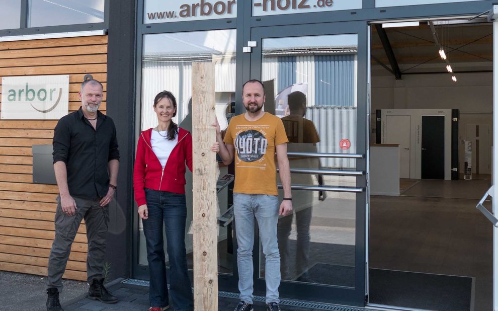Holzspende der Firma Arbor: v.l.: Hr Werthenbach (Arbor), Fr Kossler (NABU/BUND), Hr Wiebusch (Arbor)