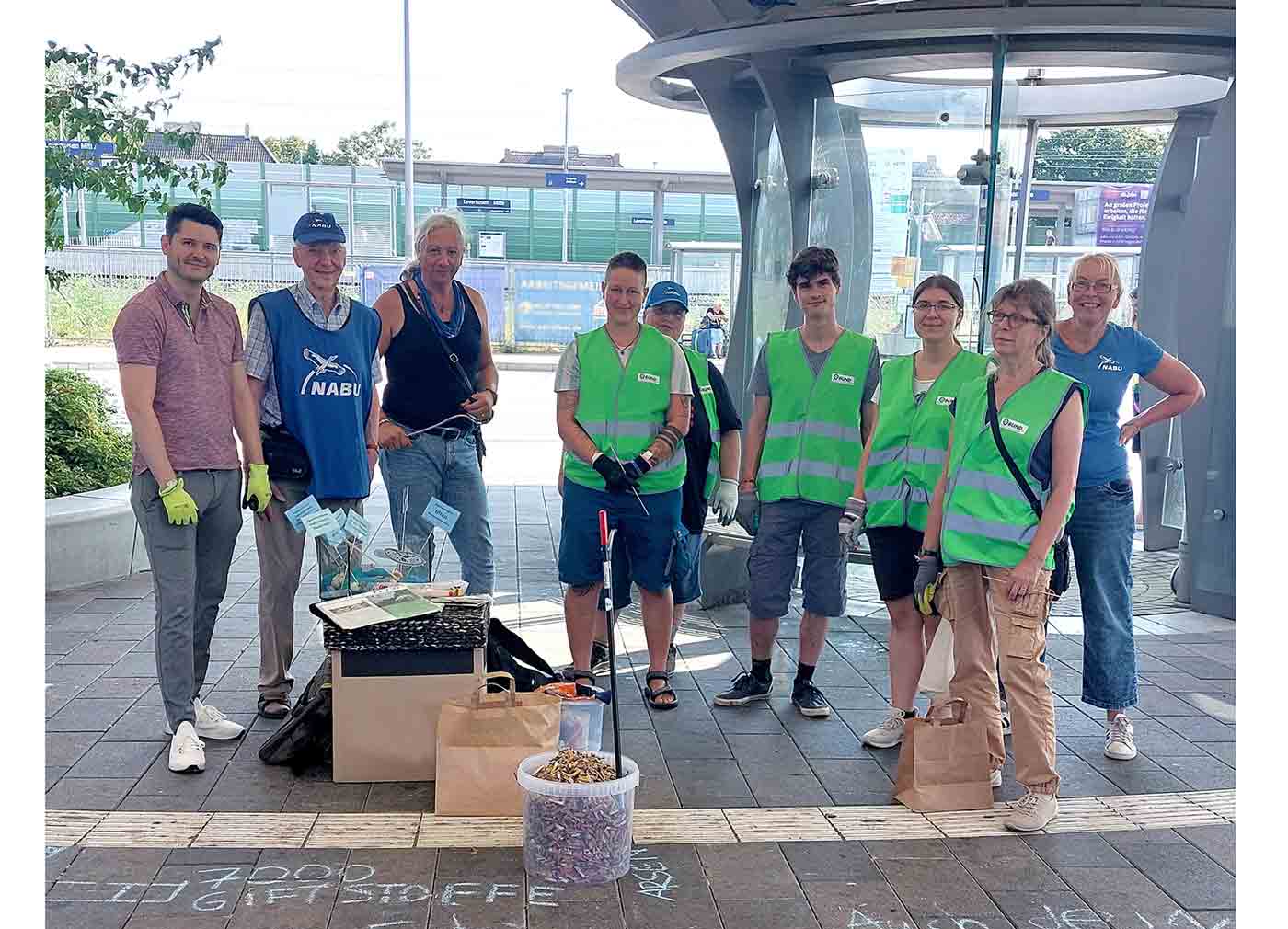Team-beim-Zigarettenkippensammeln-w